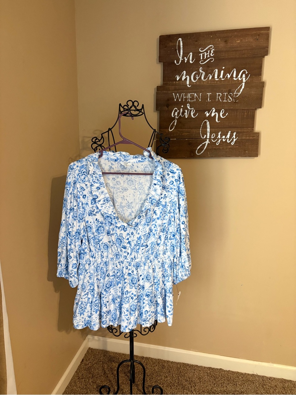 crown & ivy Blue and White Floral V-Neck Peplum Blouse